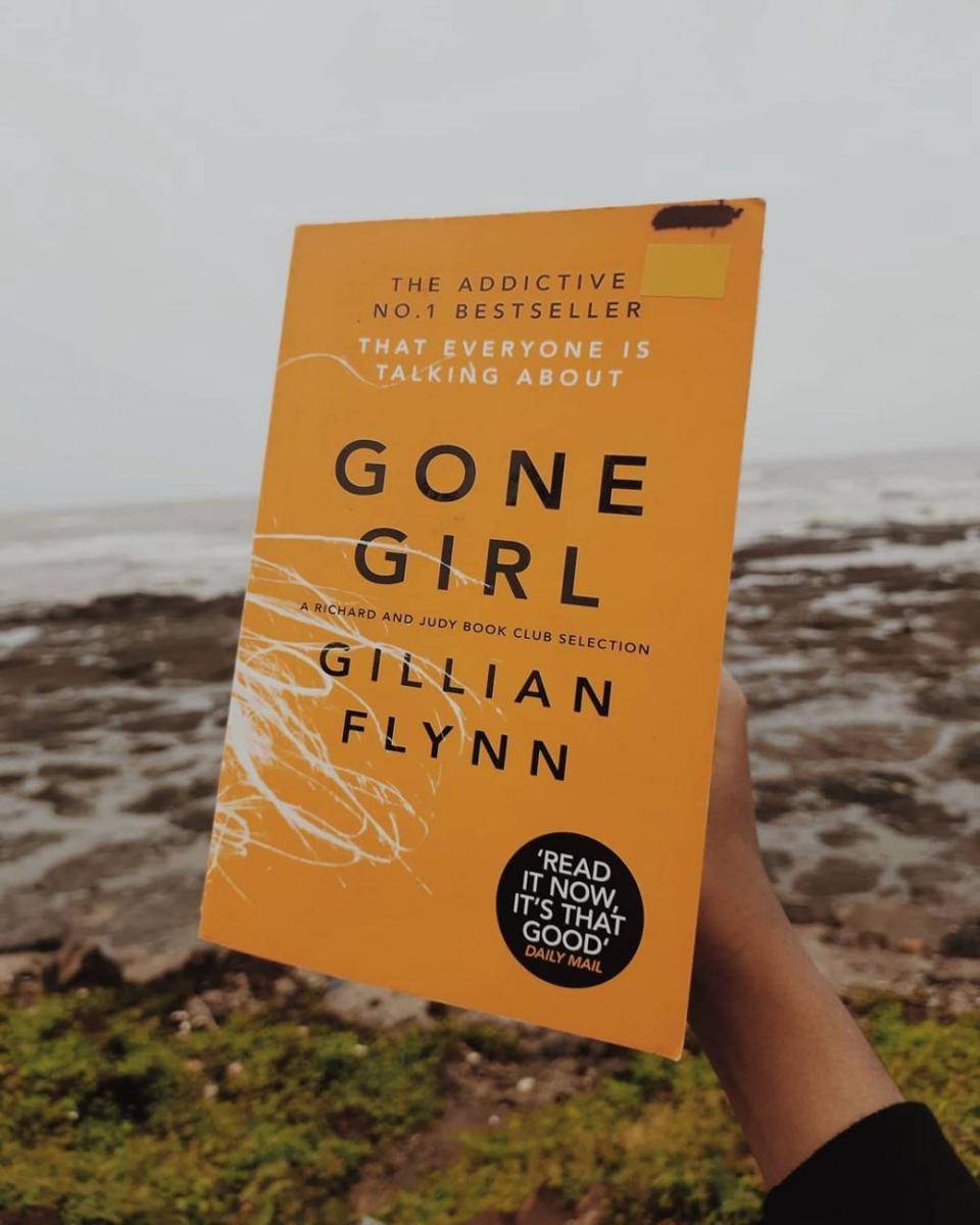 buku karya Gillian Flynn (instagram.com/theenigmaticshelf)