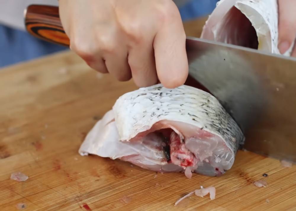 Proses pemotongan ikan. (youtube.com/Devina Hermawan)