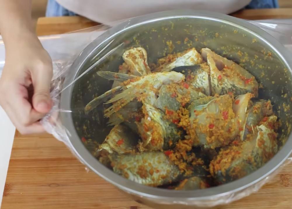Proses marinasi ikan. (youtube.com/Devina Hermawan)