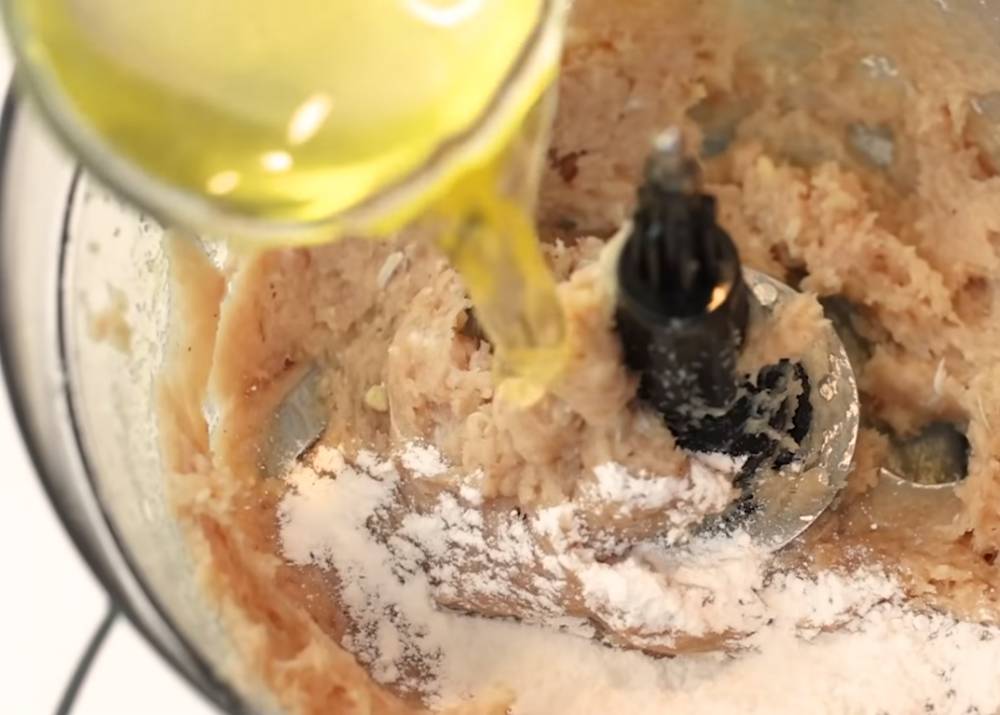Proses memasukkan baking powder dan bahan lain pada adonan bakso. (youtube.com/Devina Hermawan)