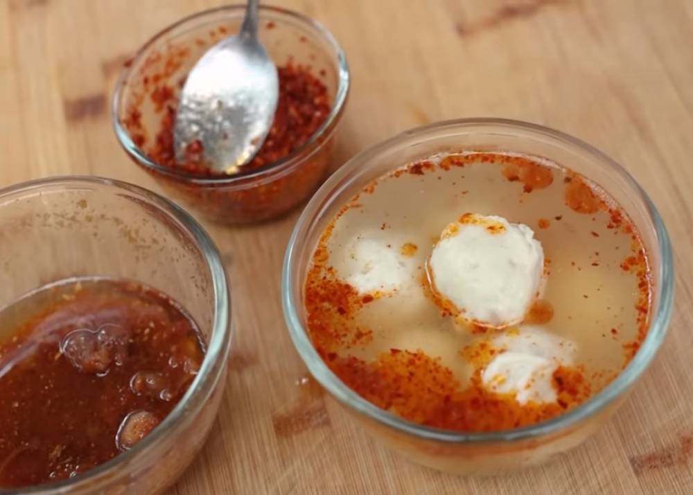 Bakso dengan minyak bawang dan sambal. (youtube.com/Devina Hermawan)