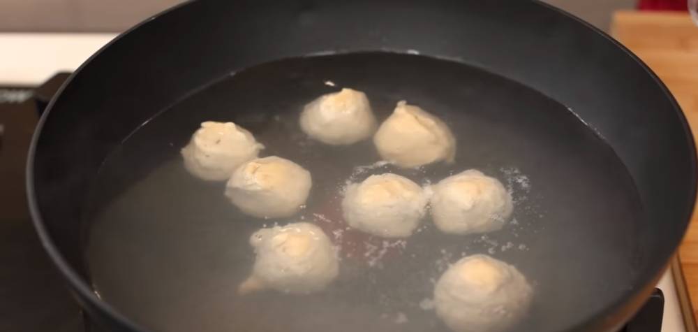 Proses membuat bakso. (youtube.com/Devina Hermawan)