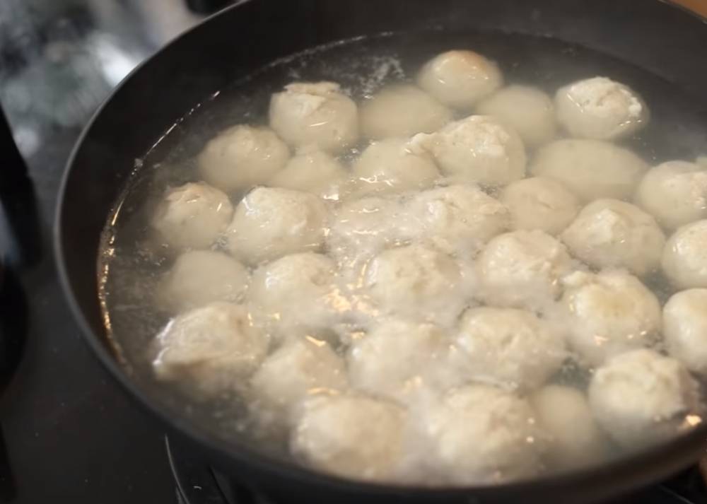 Proses merebus bakso. (youtube.com/Devina Hermawan)