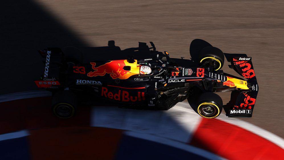 Verstappen memacu mobilnya pada sesi latihan GP Rusia 2021. (formula1.com)