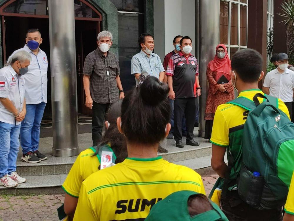Kadispora Sumut Ardan Noor bersama Ketua KONI Sumut John Ismadi Lubis dan pengurus WI Sumut melepas atlet ke Merauke (Dok.IDN Times/istimewa)