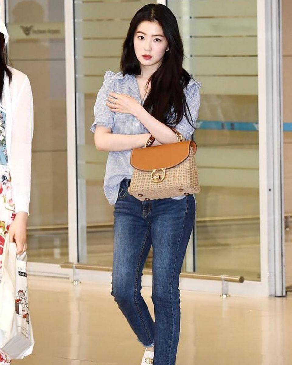 Bawahan celana jeans ala Irene (instagram.com/redvelvetstyless)