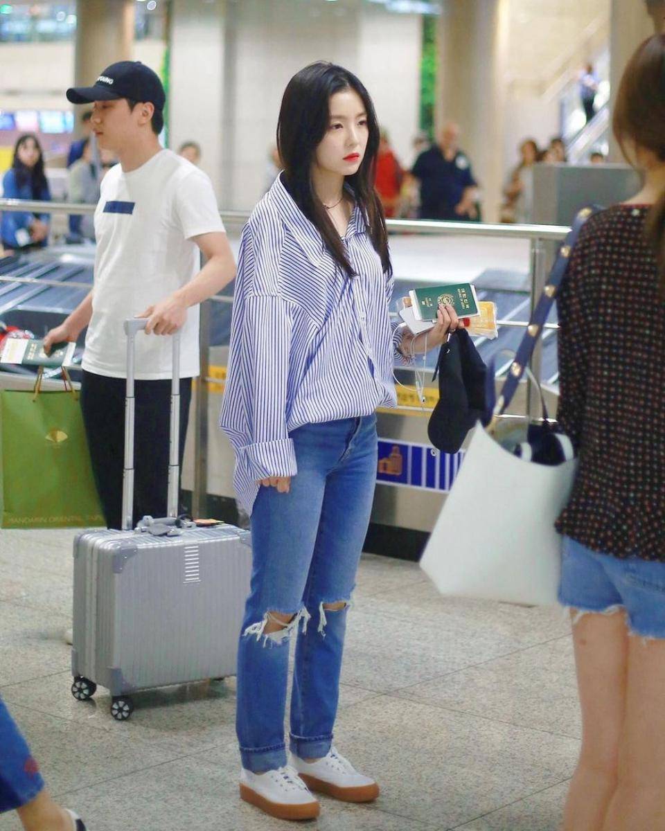 Bawahan celana jeans ala Irene (instagram.com/redvelvetstyless)