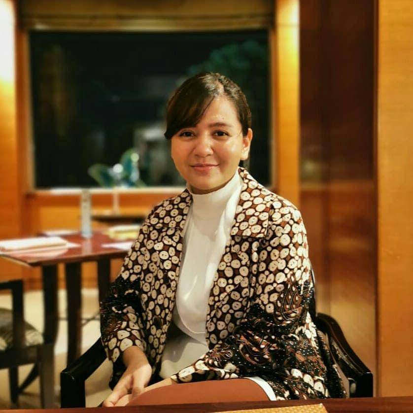 potret Ratu Tisha saat mengenakan batik (instagram.com/ratu.tisha)
