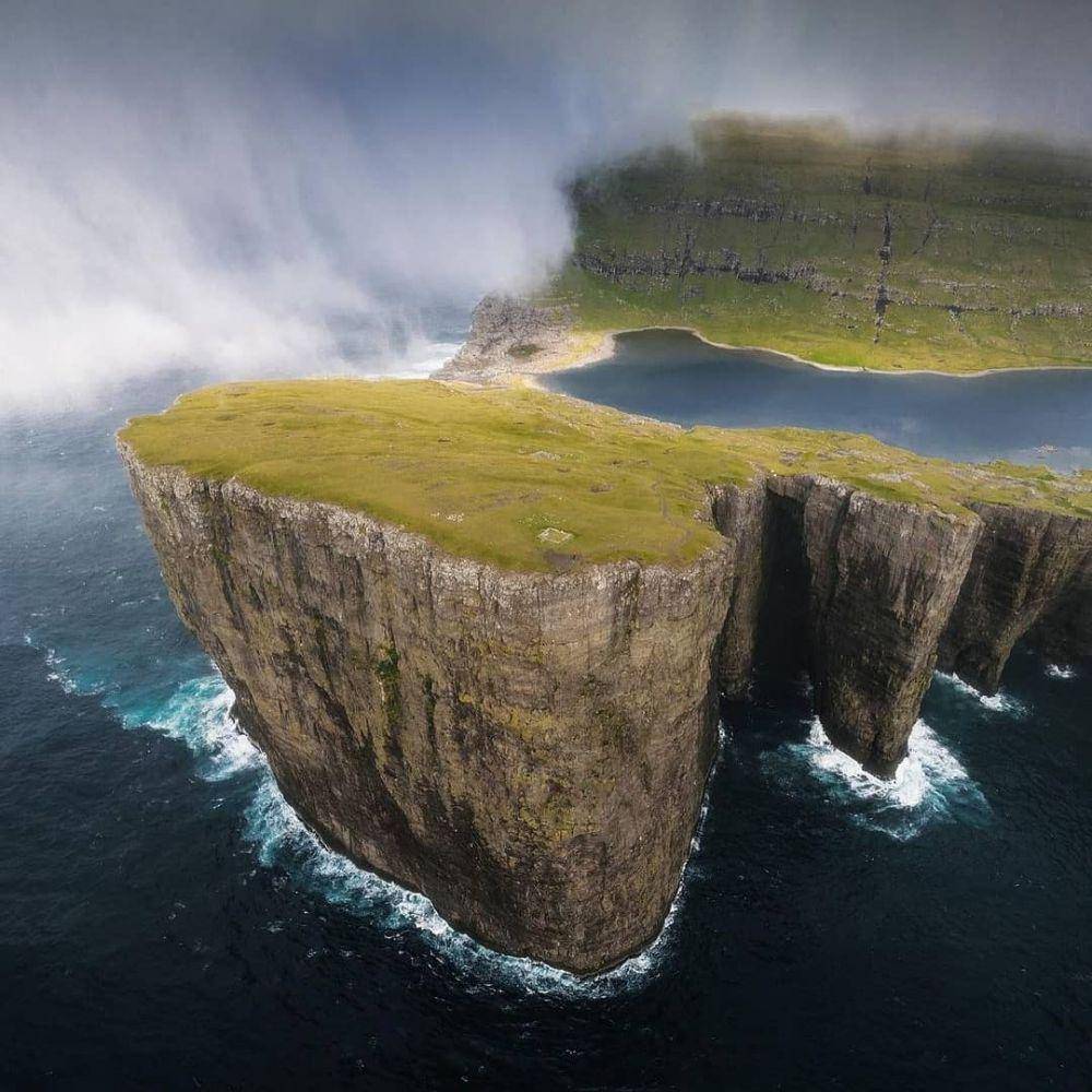 potret Danau Leitisvatn (instagram.com/lakeabovetheocean)