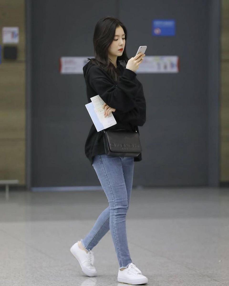 Bawahan celana jeans ala Irene (instagram.com/redvelvetstyless)