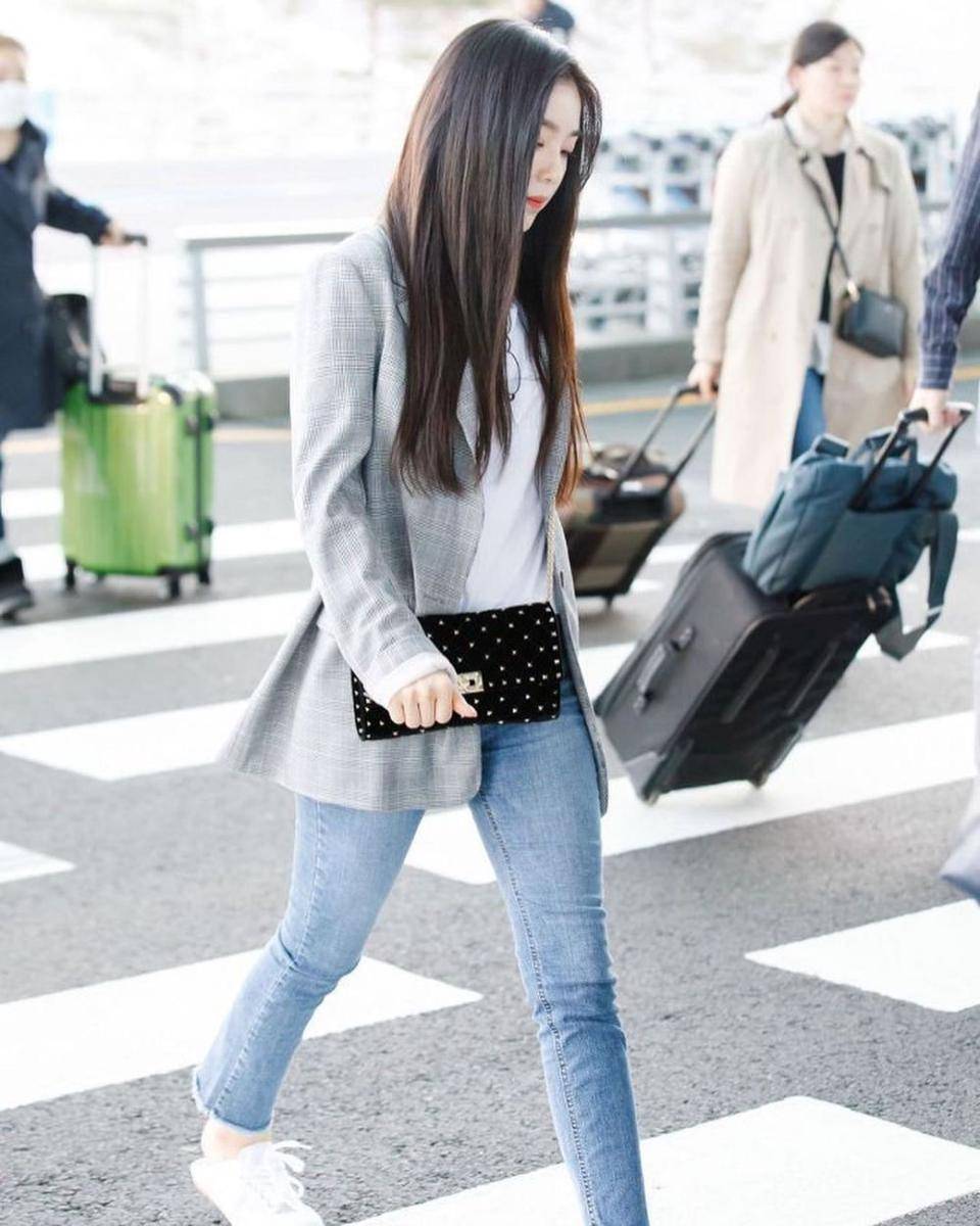Bawahan celana jeans ala Irene (instagram.com/redvelvetstyless)