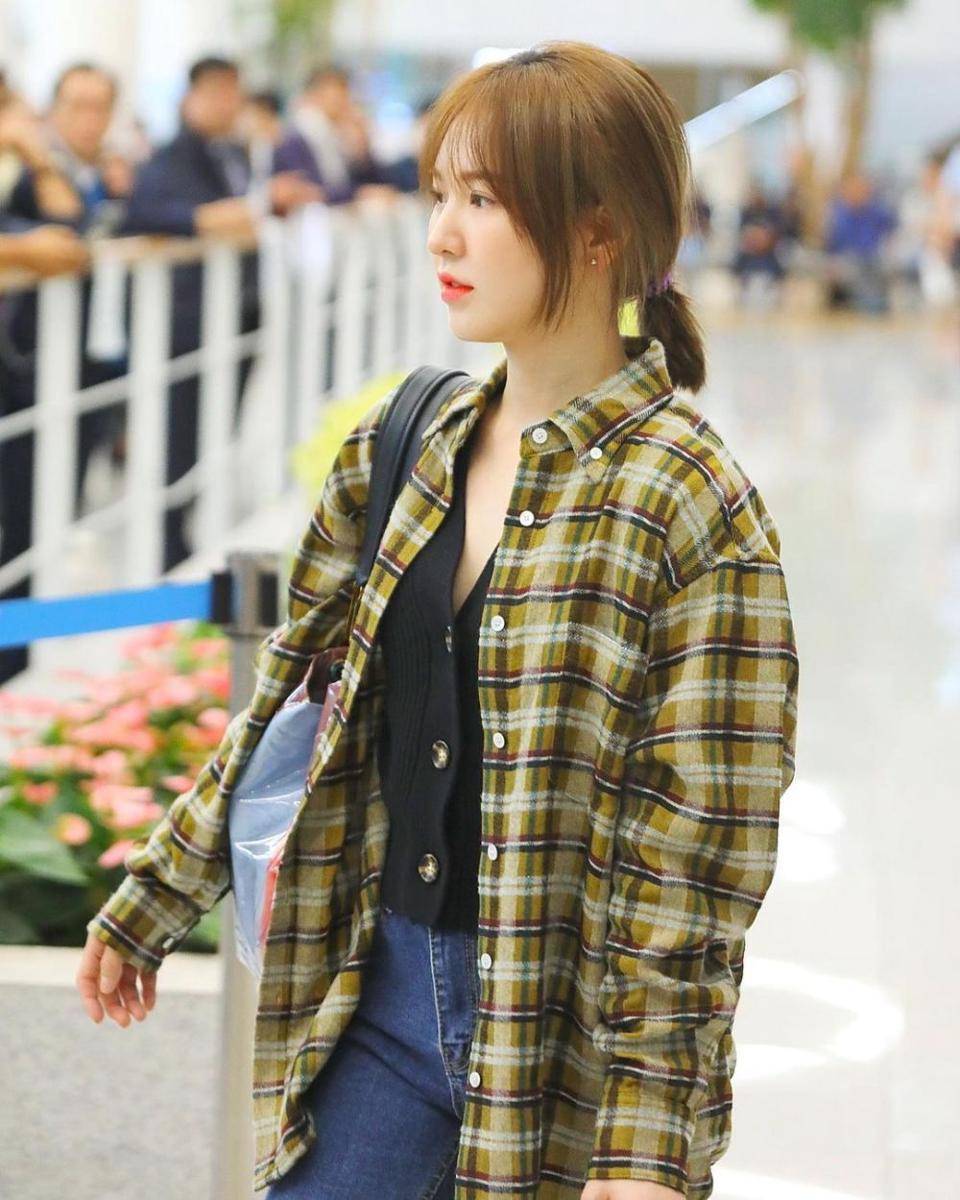 Kemeja ala Wendy Red Velvet (instagram.com/redvelvetstyless)