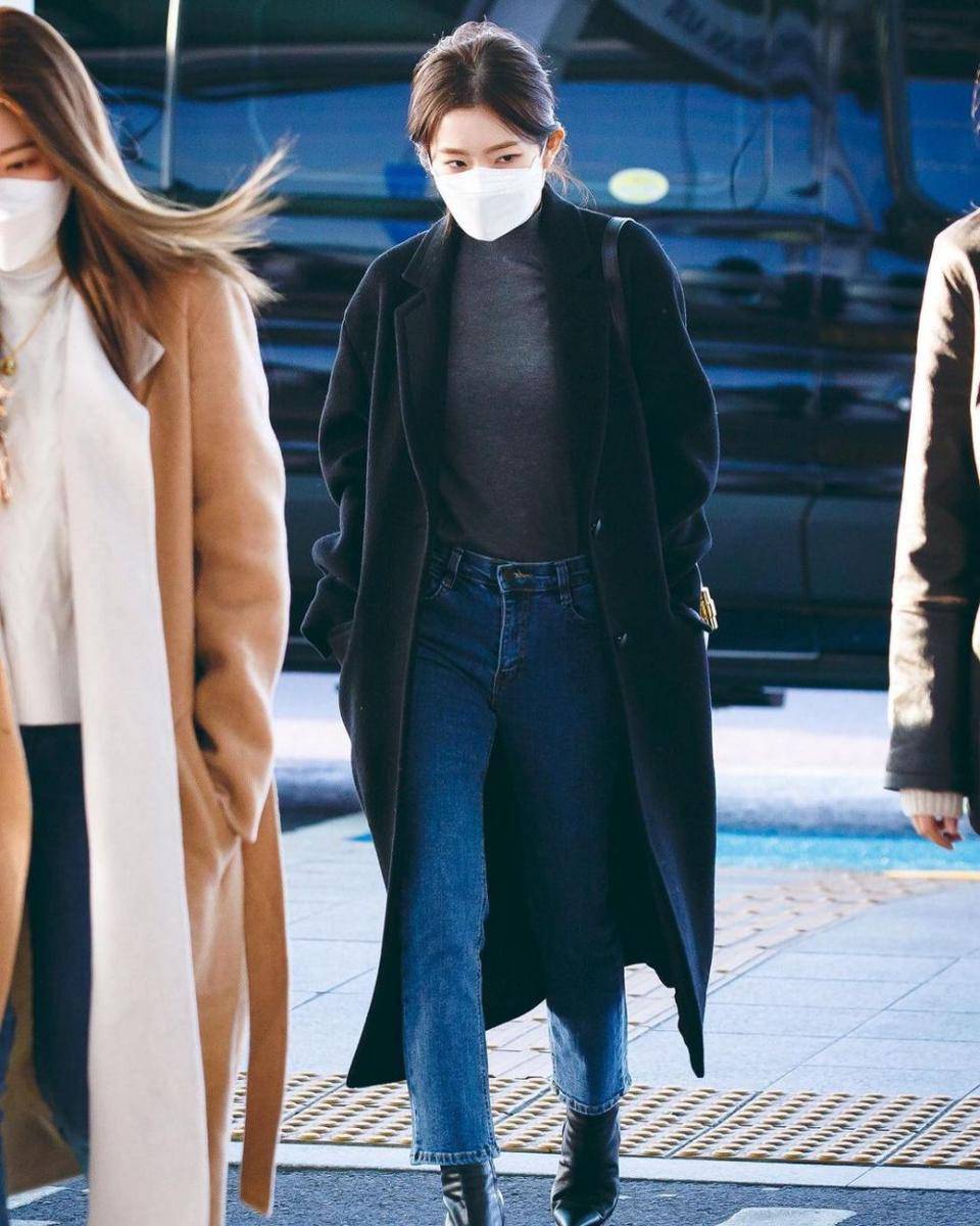 Bawahan celana jeans ala Irene (instagram.com/redvelvetstyless)