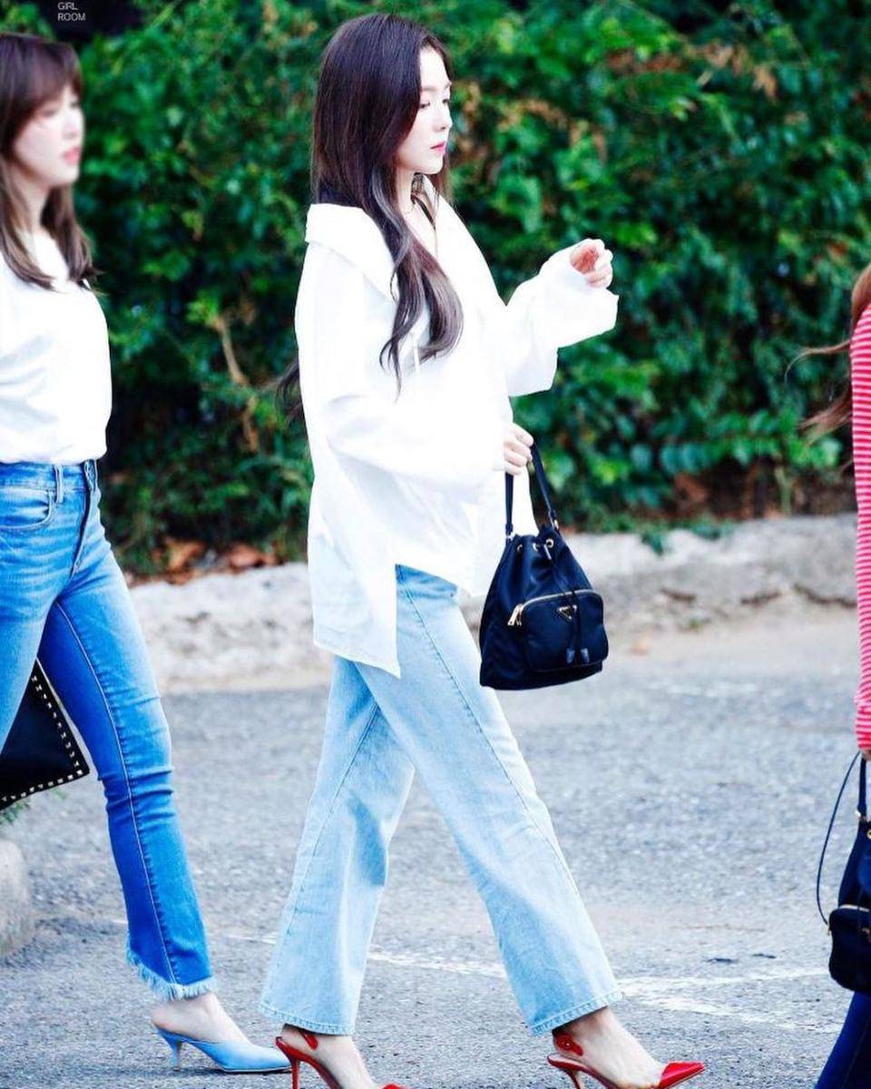 Bawahan celana jeans ala Irene (instagram.com/redvelvetstyless)