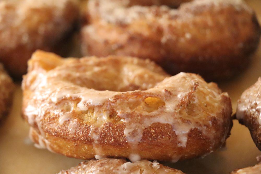 orange glaze cruller (pixabay.com/Don Johnoghue)