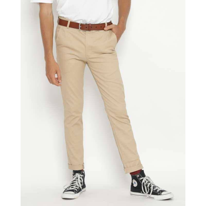 Ilustrasi celana khaki (blibli.com)