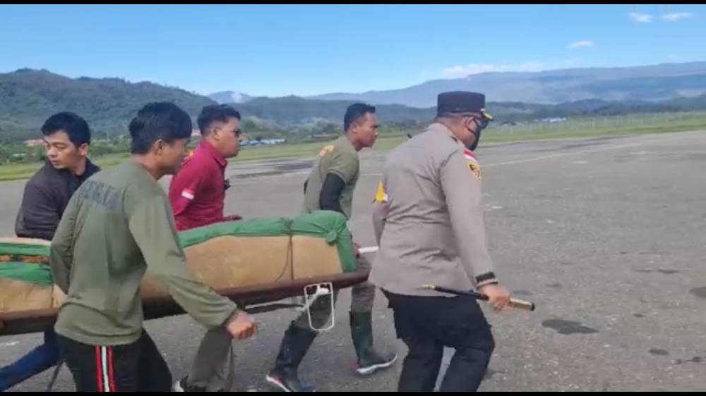 Jenazah Bharada Kurniadi dievakuasi ke Jayapura setelah ditembak KKB di Kiwirok, Minggu (26/9/2021). (Dok. Humas Nemangkawi)