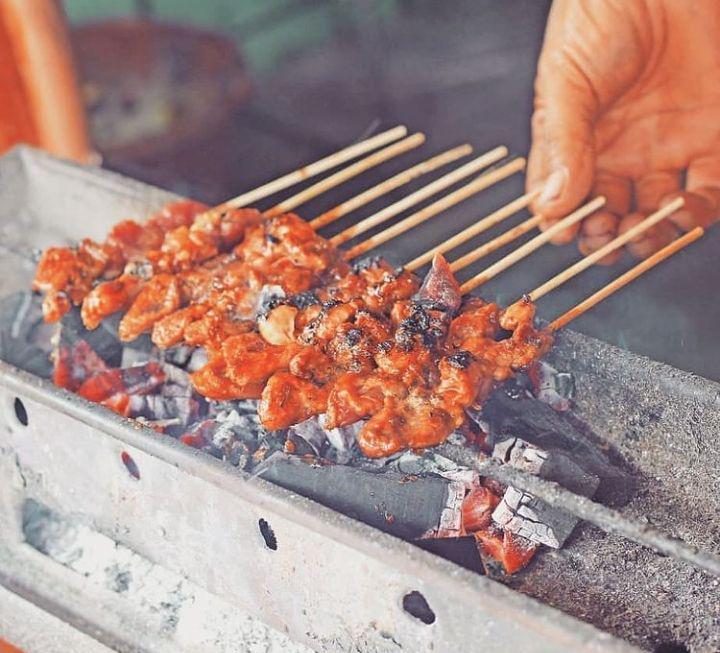 Ilustrasi membakar daging sate (Instagram.com/kulinersukoharjo)