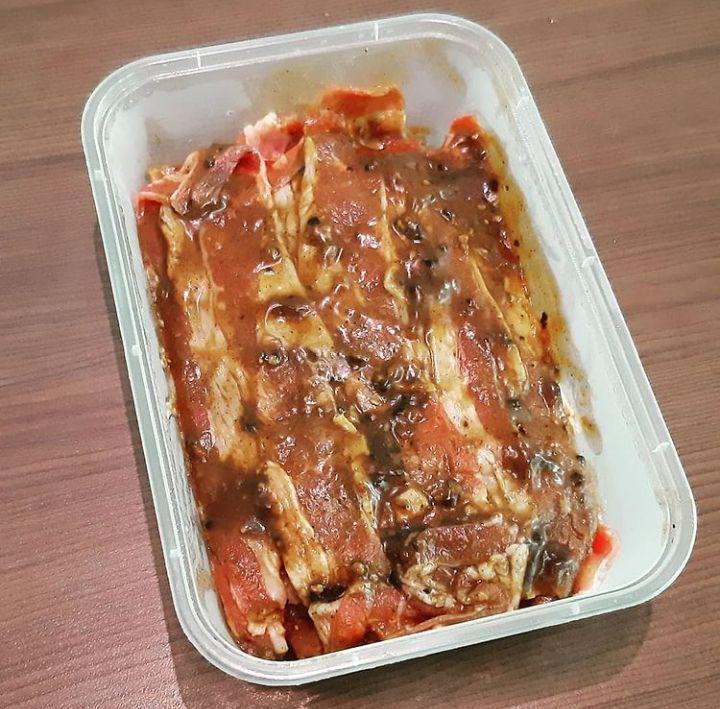 Ilustrasi membumbui daging kambing muda (Instagram.com/handsoft.id)