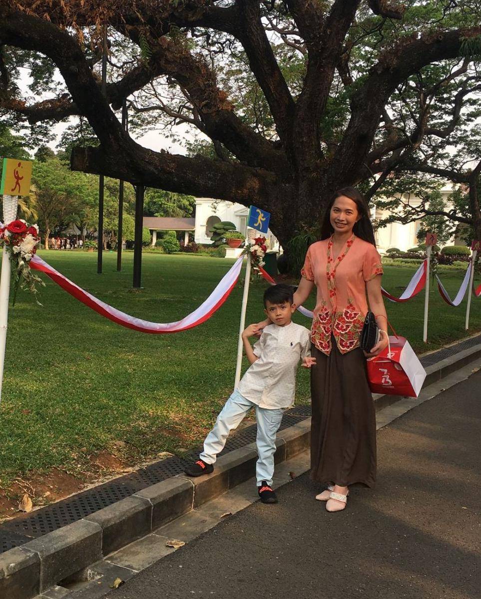 Kebaya Verlita Evelyn (instagram.com/verlitaevelyn)