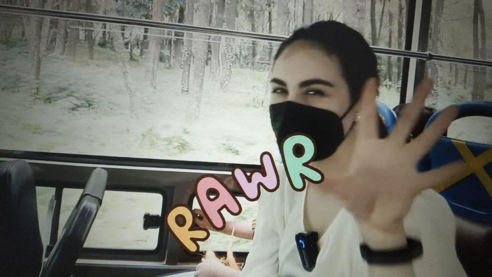 Istri Wagub Jatim, Arumi Bachsin saat berlibur bareng anaknya di Taman Safari Indonesia, Prigen, Pasuruan. Tangkapan layar YouTube Arumi Bachsin.