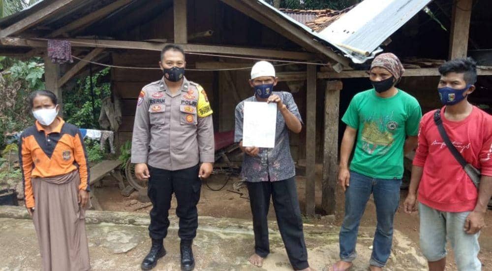 Polsek Cukuh Balak Polres Tanggamus melakukan mediasi terhadap satu keluarga, Minggu (26/9/2021). (IDN Times/Istimewa).