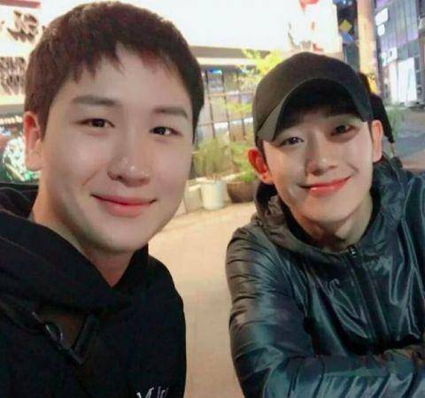 Jung Hae In dan Jung Hae Jun (koreastardaily.com)