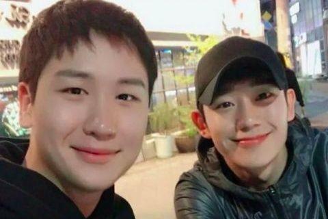 10 Potret Artis Korea Bareng Saudara Kandungnya, Bikin Pengen Ikutan!
