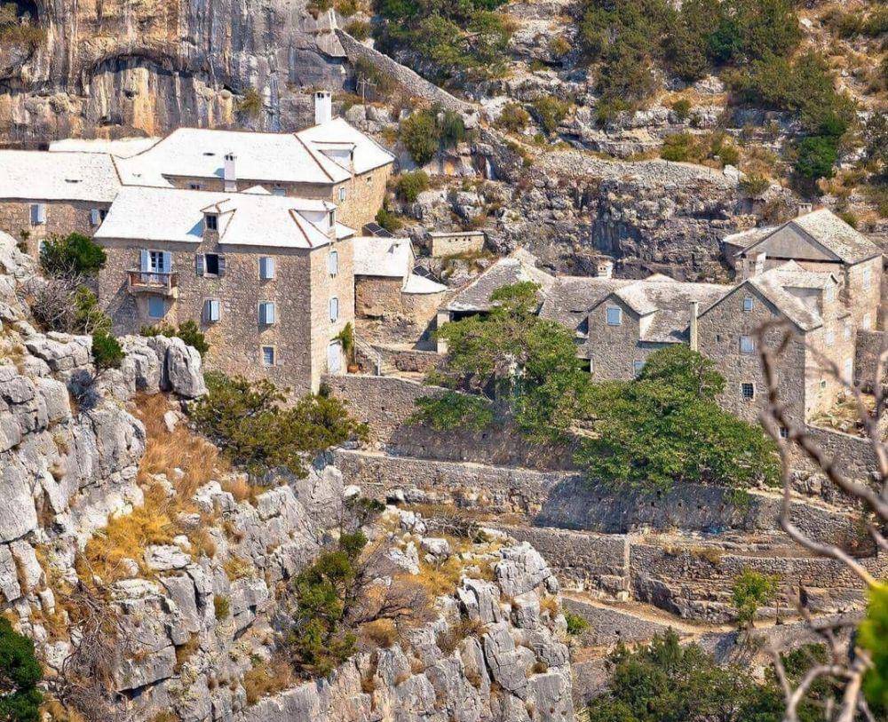Blaca Hermitage (instagram.com/croatia.airlines)