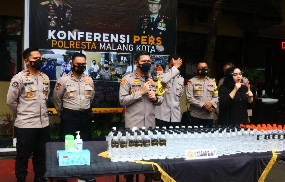 Kapolresta Malang Kota, AKBP Budi Hermanto saat memberikan keterangan terkait penyitaan miras ilegal. IDN Times/Alfi Ramadana