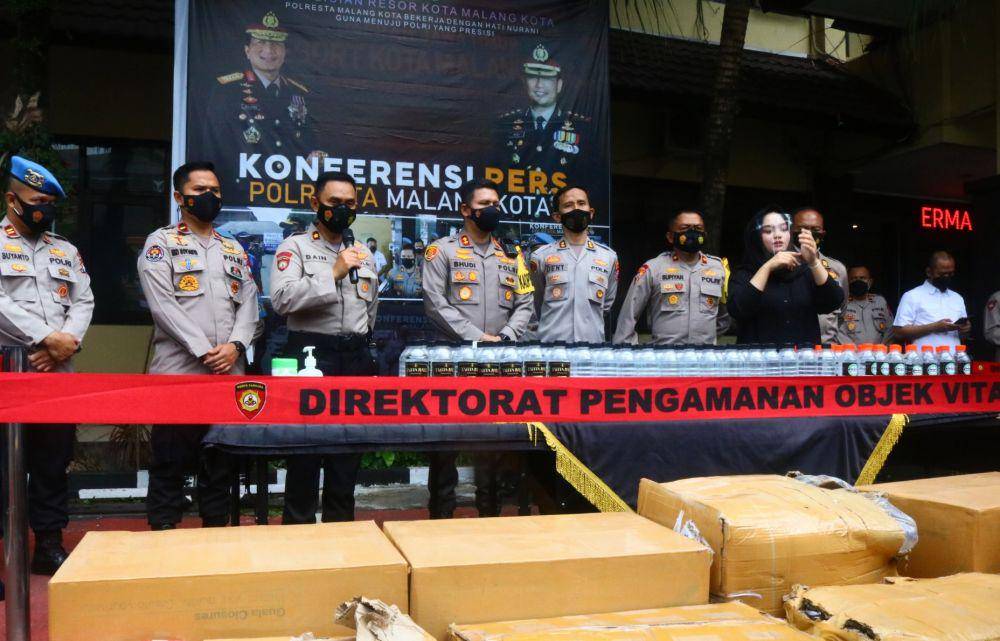 Sejumlah kardus kemasan yang didalamnya berisi miras ilegal. IDN Times/Alfi Ramadana