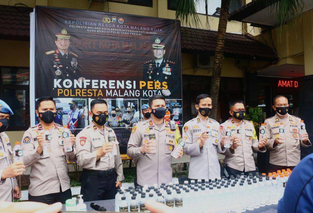 Polisi menunjukkan barang bukti miras yang didapat dari hasil penindakan. IDN Times/Alfi Ramadana
