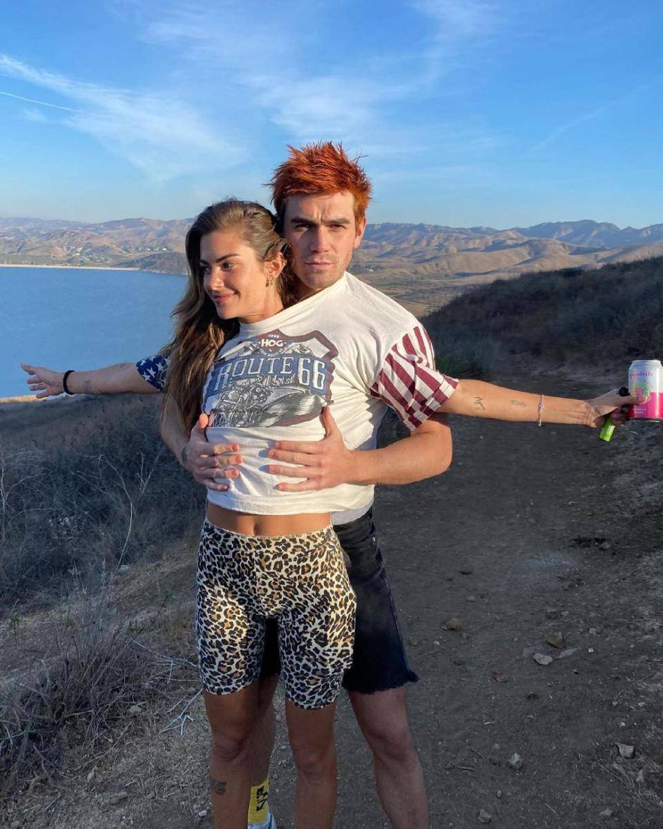 KJ Apa dan Clara Berry (instagram.com/clara.berry)