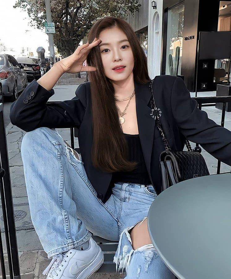 Bawahan celana jeans ala Irene (instagram.com/irene.redvelvet__)