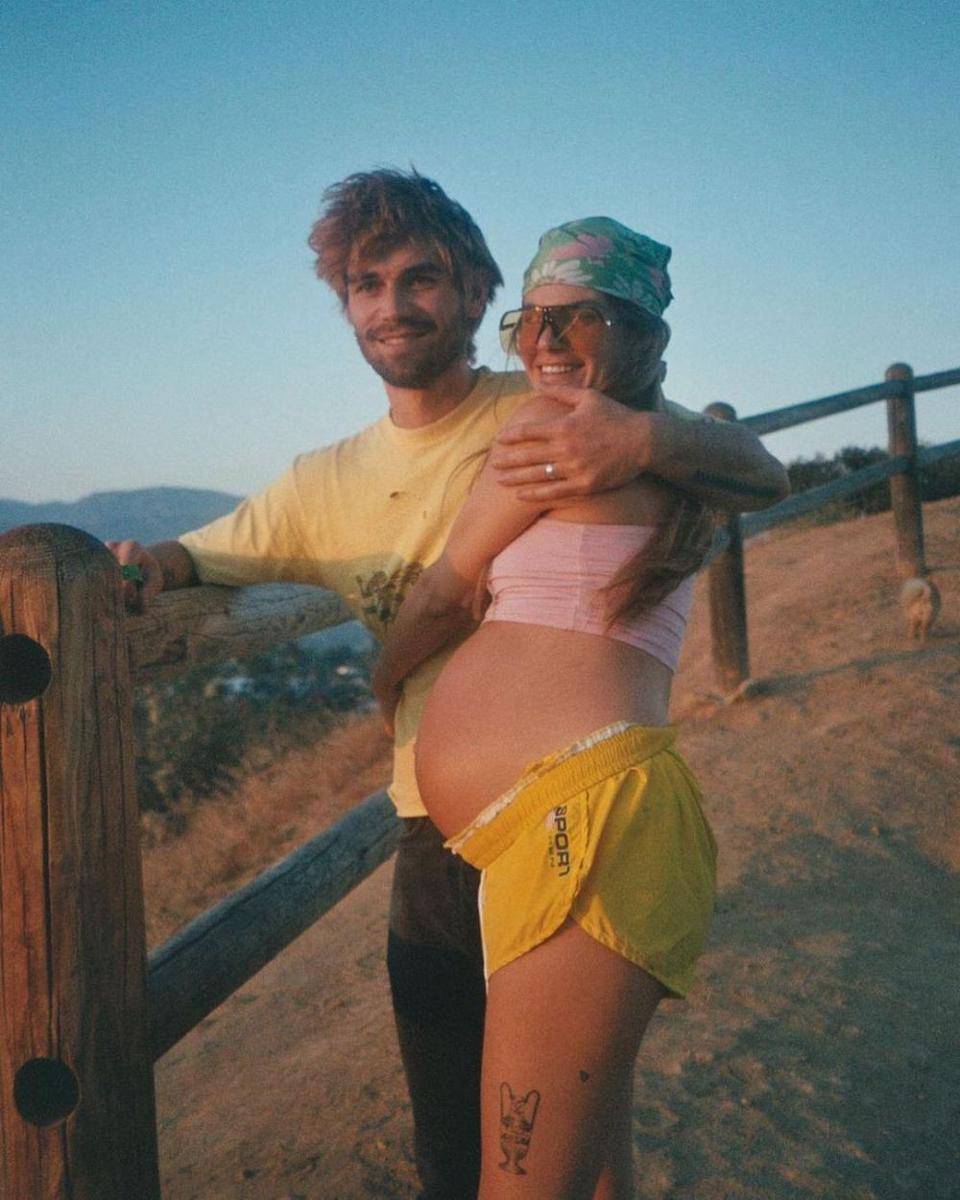 KJ Apa dan Clara Berry (instagram.com/clara.berry)