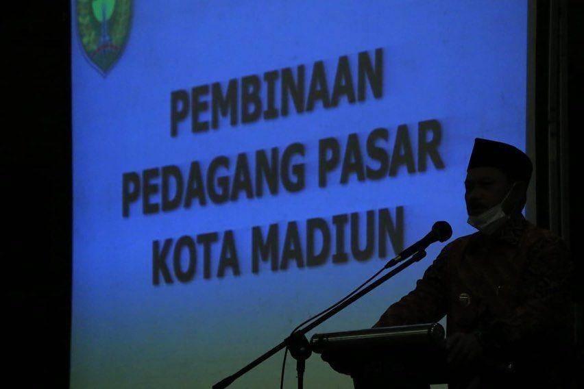 Wali Kota Madiun Maidi, saat menghadiri acara Pembinaan Pedagang Pasar Kota Madiun di Hotel Aston, Kamis (23/9/21). (Instagram/PemkotMadiun)