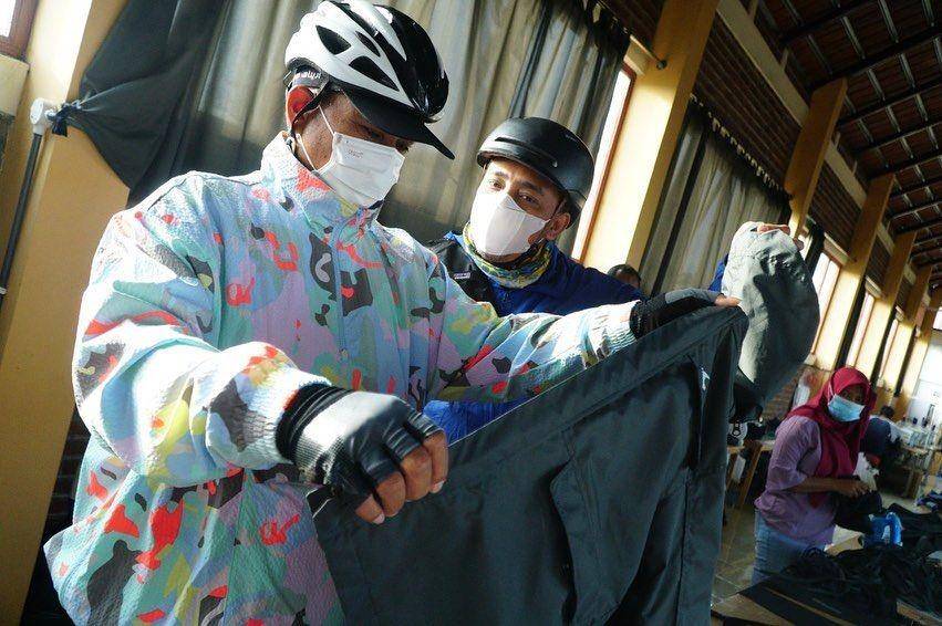 Wali Kota Madiun Maidi, saat mengunjungi industri jaket Respiro, pada Kamis (23/9/21). (Instagram/PemkotMadiun)