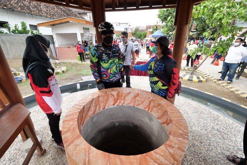 Wali Kota Madiun Maidi, saat mengunjungi objek wisata di Lapak UMKM Sendang Gayam, Kelurahan Kartoharjo, pada Minggu (26/9/21). (Instagram/PemkotMadiun)
