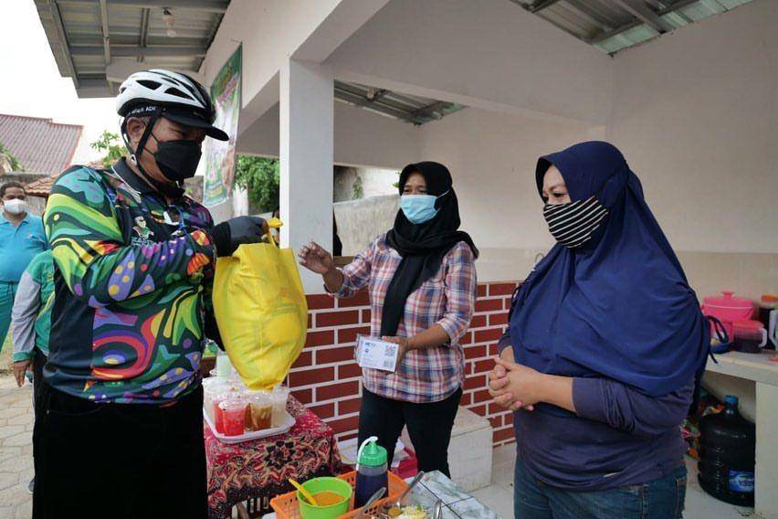 Wali Kota Madiun Maidi, saat mengunjungi lapak kuliner di Lapak UMKM Sendang Gayam, Kelurahan Kartoharjo, pada Minggu (26/9/21). (Instagram/PemkotMadiun)