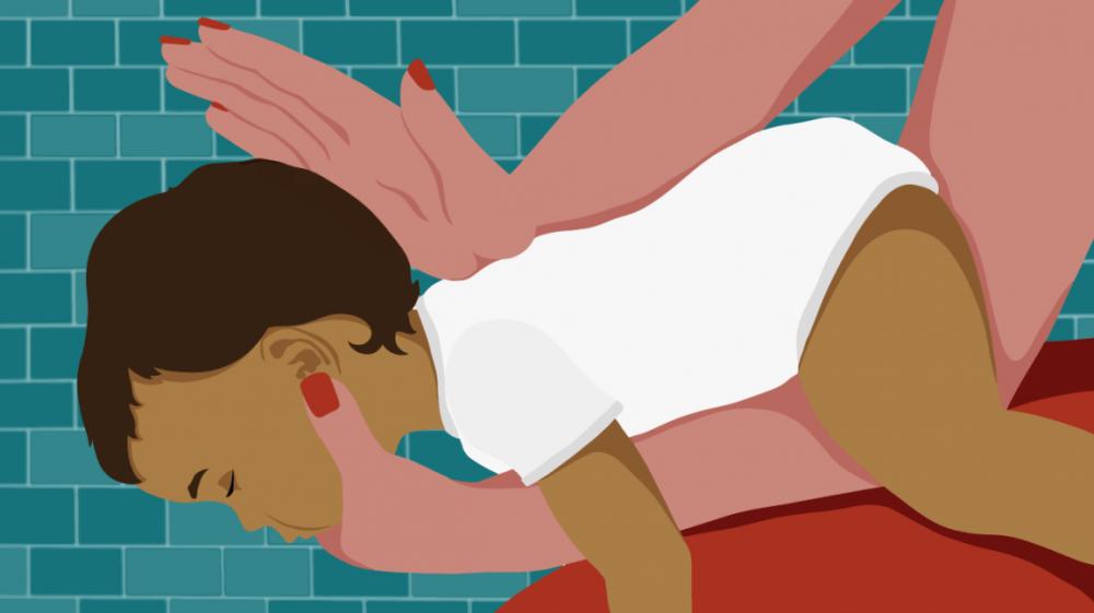 ilustrasi pertolongan pertama pada bayi tersedak (healthline.com)
