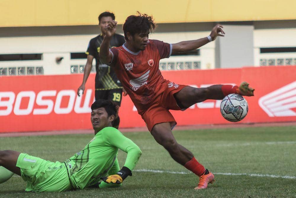 Pesepakbola PSM Makassar Ilham Udin (kanan) melakukan tendangan ke gawang PS Barito Putera pada lanjutan Liga 1 di Stadion Wibawa Mukti, Kabupaten Bekasi, Jawa Barat, Senin (27/9/2021). Pertandingan babak pertama berakhir 0-0. ANTARA FOTO/ Fakhri Hermansyah/aww.