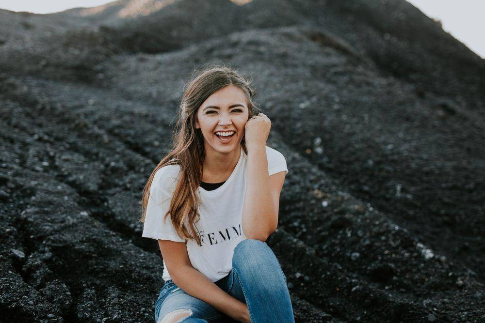 ilustrasi tertawa gembira (unsplash.com/Brooke Cagle)