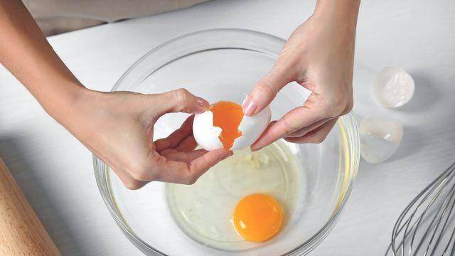 Ilustrasi memecahkan telur (eatthis.com)