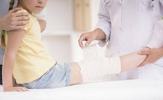 ilustrasi anak yang digigit hewan dengan rabies (texaschildrens.org)