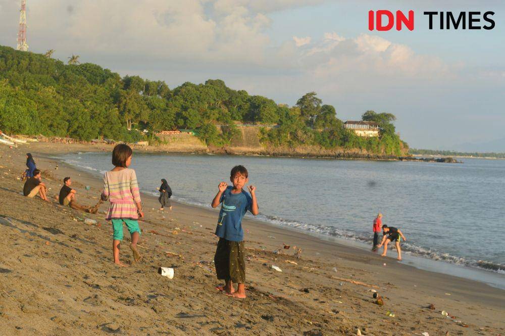 Sejumlah anak anak mandi di pantai Senggigi Lombok Barat IDN Times/Ahmad Viqi Wahyu Rizki