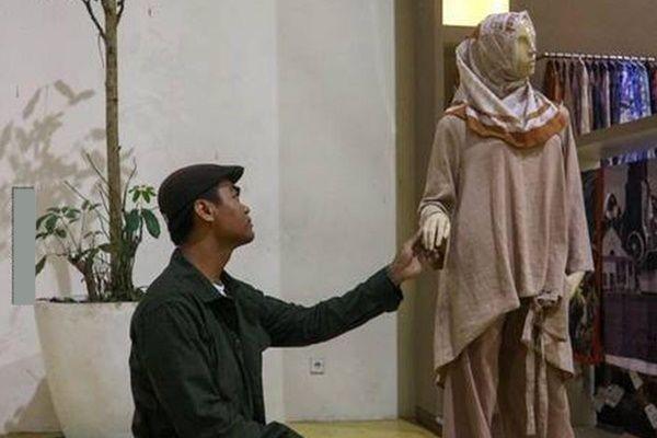 10 Potret Ngenes Ini Cuma Dirasakan Kaum Jomblo, Bikin Ketawa Miris