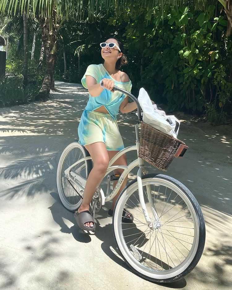 Parineeti Chopra (instagram.com/parineetichopra)