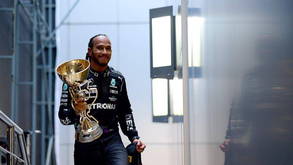 Hamilton saat membawa trofi usai menangi GP Rusia (twitter.com/F1)