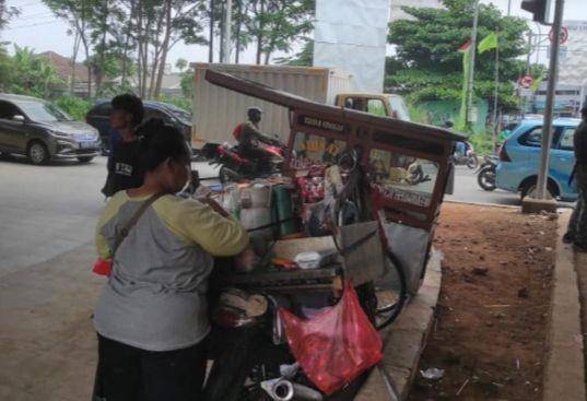 Tamara Beneradet Reken kini berjualan di pinggir jalan/dok Kemensos
