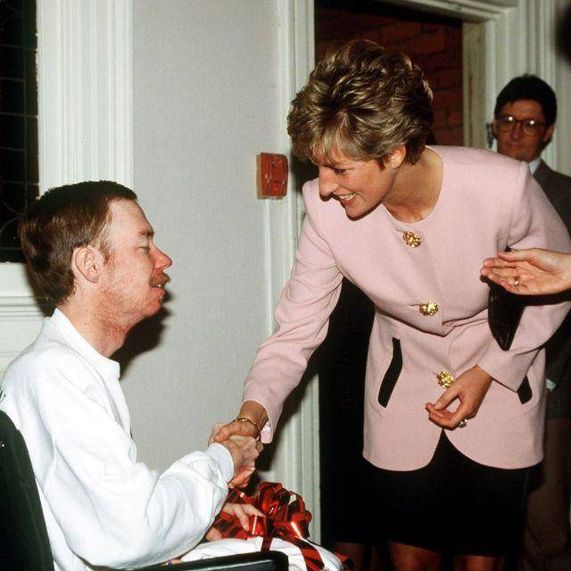 Ibu Pangeran William dan Harry ini tidak segan untuk berjabat tangan langsung dengan pasien HIV. (instagram.com/princess.diana.of.wales_)